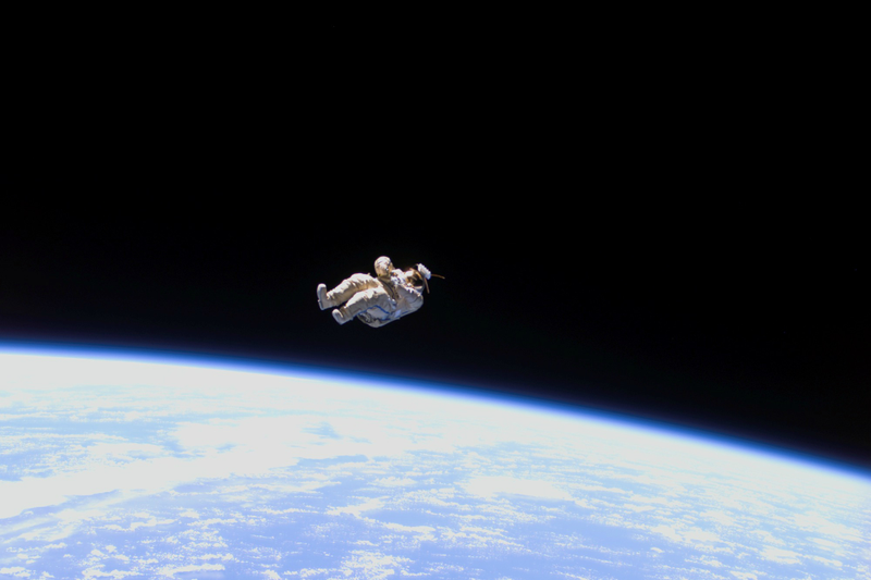 Illustration for article titled El satélite más espeluznante de la historia fue esta silueta de un astronauta vagando por el espacio
